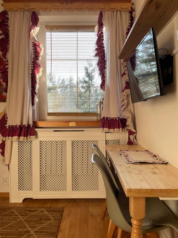 TV a/nebo společenská místnost v ubytování Apartamenty pod Wiciokrzewem