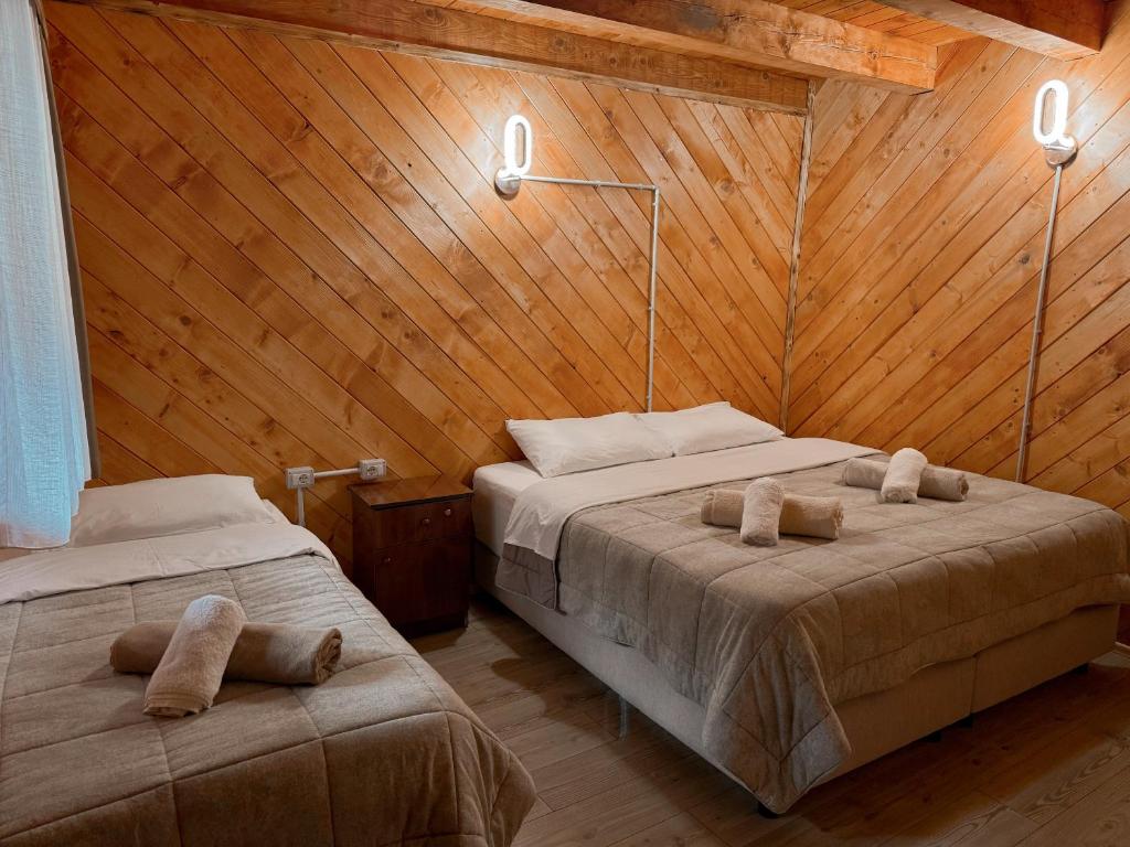 Postel nebo postele na pokoji v ubytování Guesthouse Prrockaj Theth