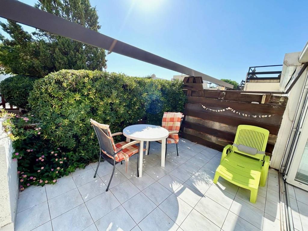 d'un patio avec des chaises et une table. dans l'établissement Maison T2 4 couchages CAP D'AGDE NATURISME CN050-143, au Cap d'Agde