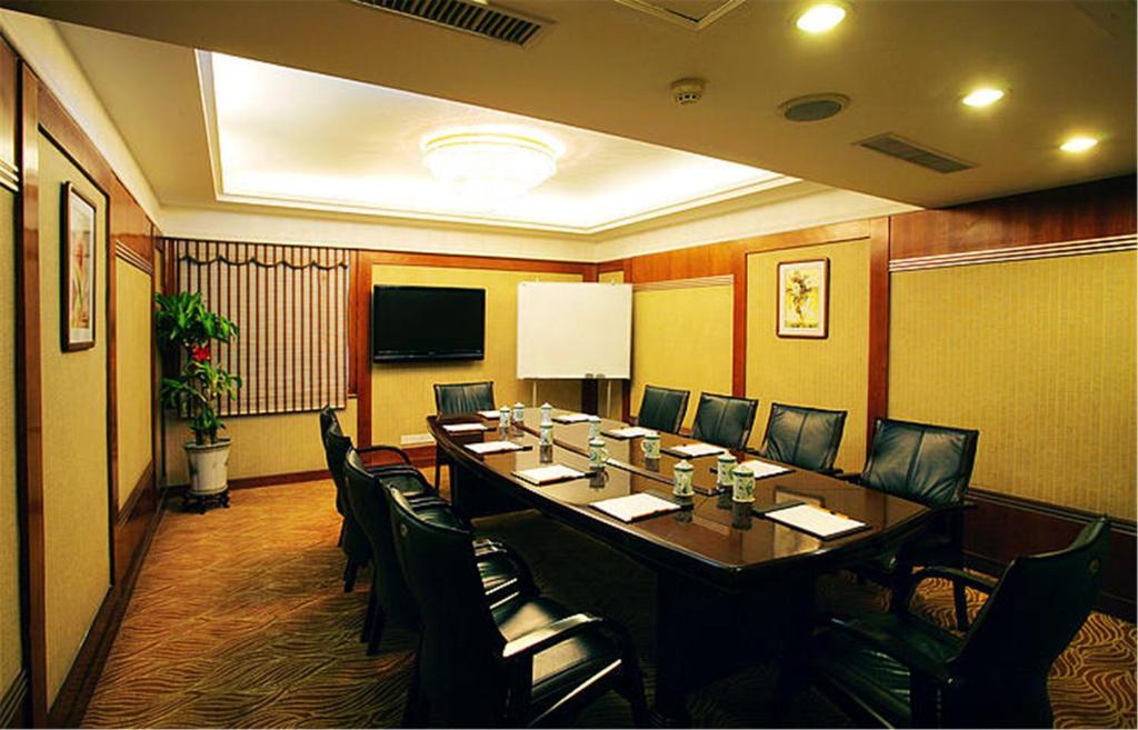 TV a/nebo společenská místnost v ubytování Sunshine Holiday Hotel Fuzhou