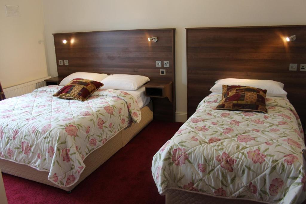 Ein Bett oder Betten in einem Zimmer der Unterkunft Emmet House