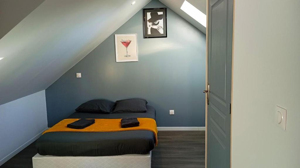 une petite chambre avec un lit dans un grenier dans l'établissement Grand studio neuf au calme, à Reims