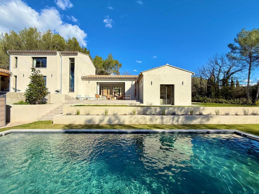 une maison avec une piscine devant une maison dans l'établissement Maison Cézanne, au Tholonet