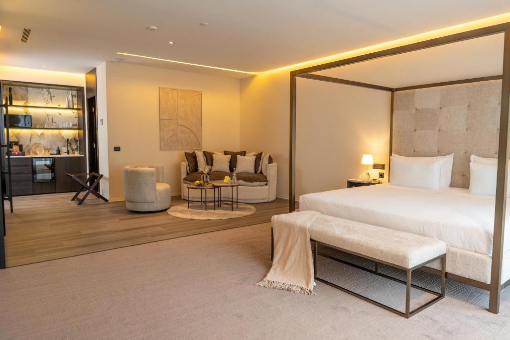 una camera da letto con un letto grande e un soggiorno di Suites By Le Rêve a Tangeri