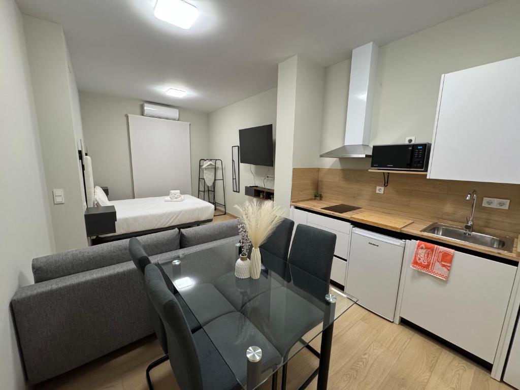 kuchnia i salon z kanapą i łóżkiem w obiekcie Oasis La Corredera w Kordobie