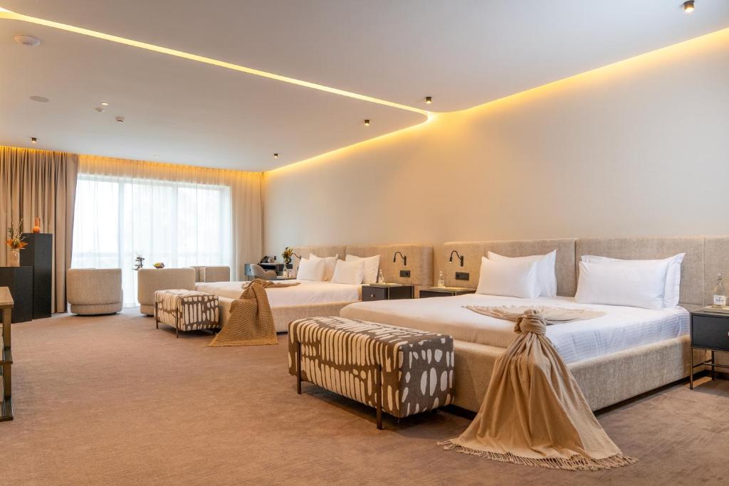 una camera d'albergo con due letti e aviatore di Suites By Le Rêve a Tangeri