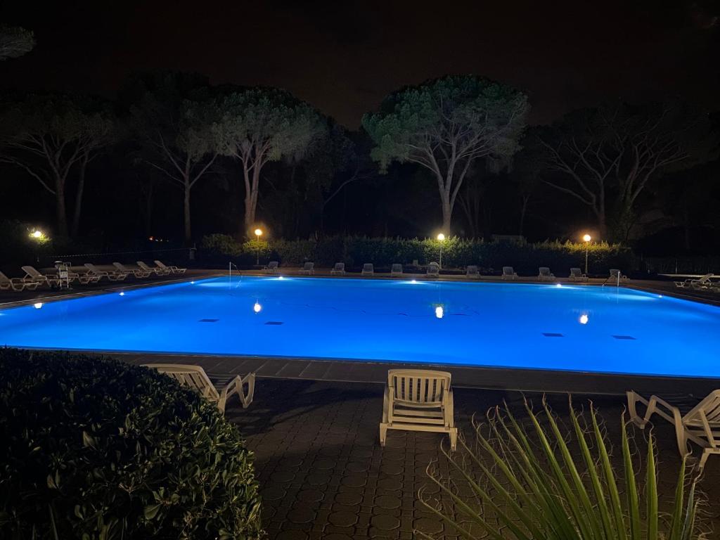 - une grande piscine bleue la nuit dans l'établissement Appartement Vue piscine climatisé wifi, à Saint-Raphaël