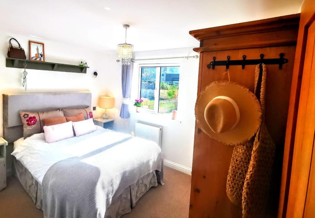 a bedroom with a bed and a window at Cozy Cotswold getaway near Burford in Shilton