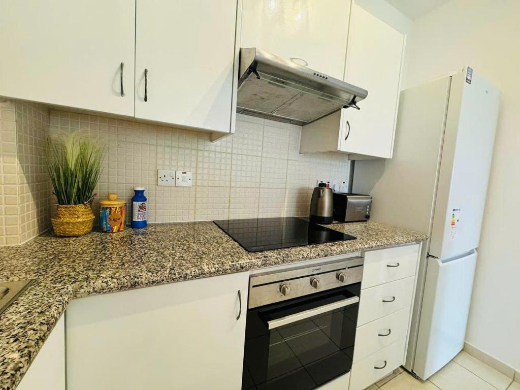 Kuchyň nebo kuchyňský kout v ubytování Cozy 2BR APT - Swimming pool - Hesperides