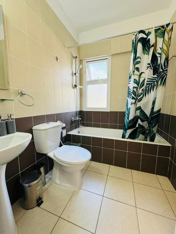 Koupelna v ubytování Cozy 2BR APT - Swimming pool - Hesperides