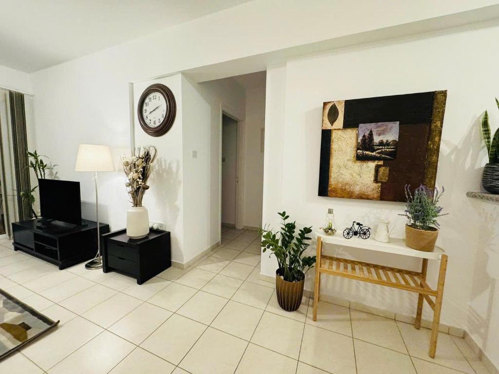 TV a/nebo společenská místnost v ubytování Cozy 2BR APT - Swimming pool - Hesperides