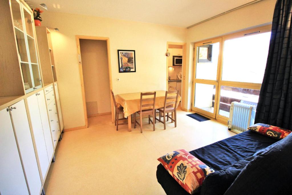 un salon avec une table et une salle à manger dans l'établissement Résidence Les Campanules - LES CAMPANULES - CA52FC MAE-3107, à Villarodin-Bourget