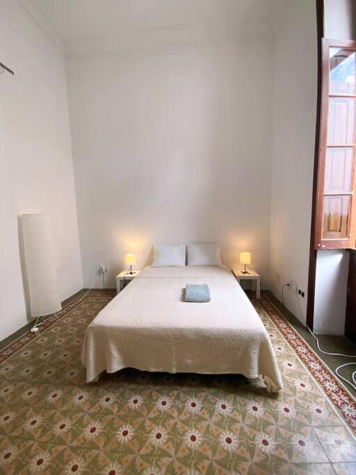 Postel nebo postele na pokoji v ubytování Small Double Room in Shared Colonial Guesthouse
