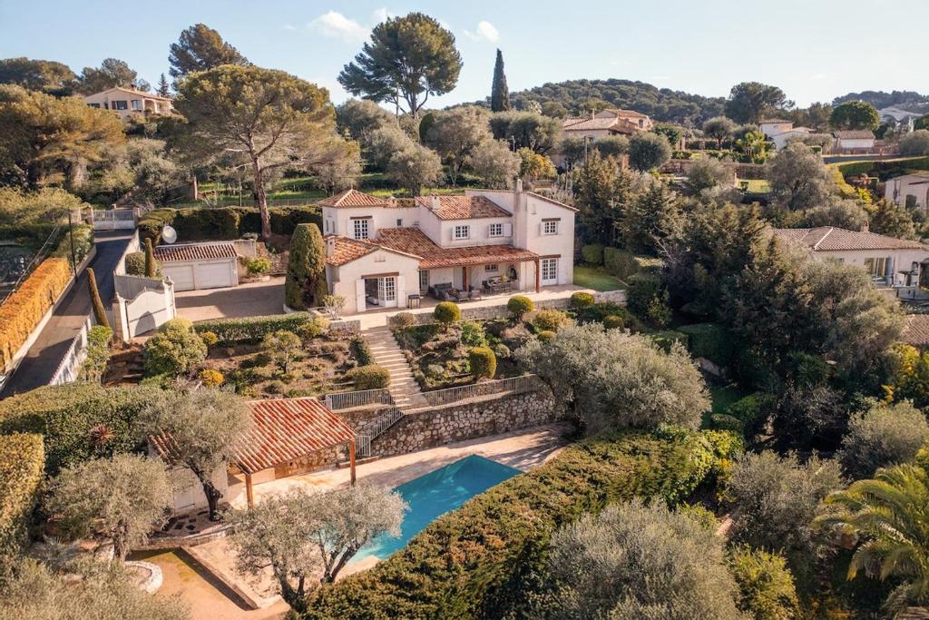 une vue aérienne d'une maison avec piscine dans l'établissement Beautiful Provençal-style villa in Mougins with Sea view, à Mougins