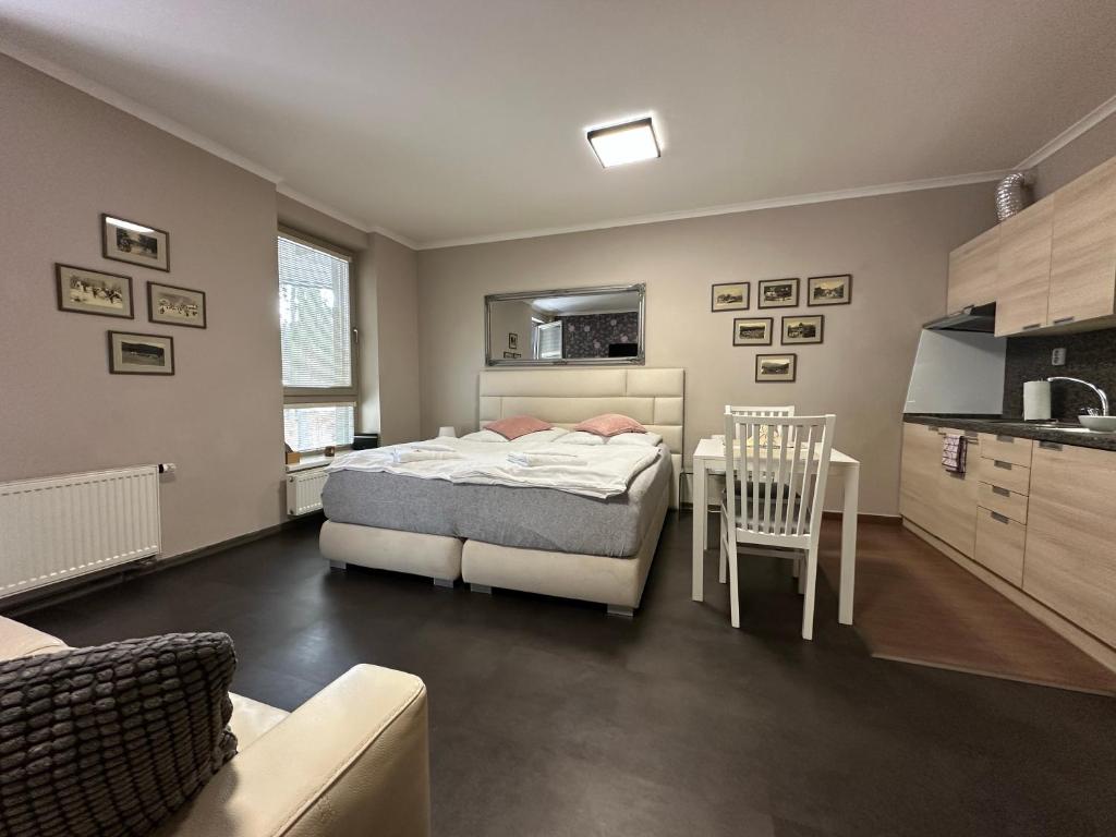 Posteľ alebo postele v izbe v ubytovaní Harrachov Resident Apartments "Terrace & Chill" - high speed WiFi, možnost snídaně, Smart TV, Netflix, Disney plus