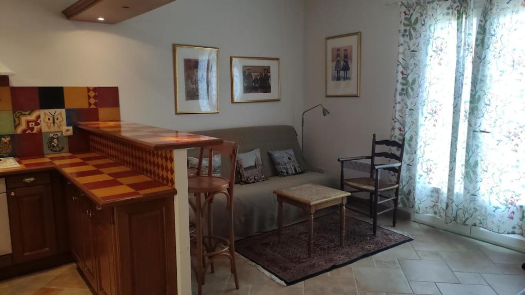 un salon avec un canapé et une table dans l'établissement Villa Erbella with sea view from balcony and lovely garden, à La Celle-sous-Gouzon