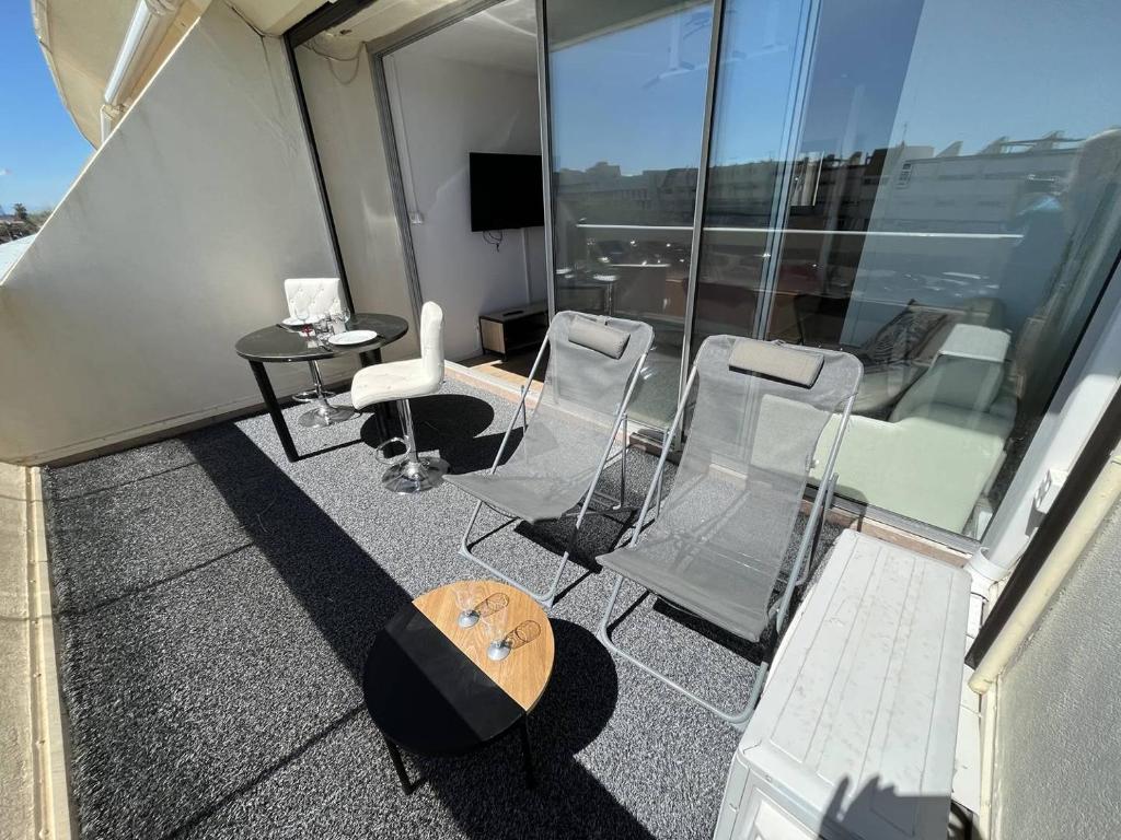 un balcon avec une table et des chaises sur un immeuble dans l'établissement Studio 4 personnes Cap d'Agde Naturisme CN060-E30, au Cap d'Agde
