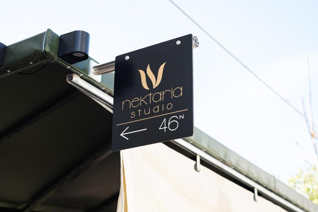 un cartello per un ristorante sul lato di un edificio di Nektaria Studio a Chania