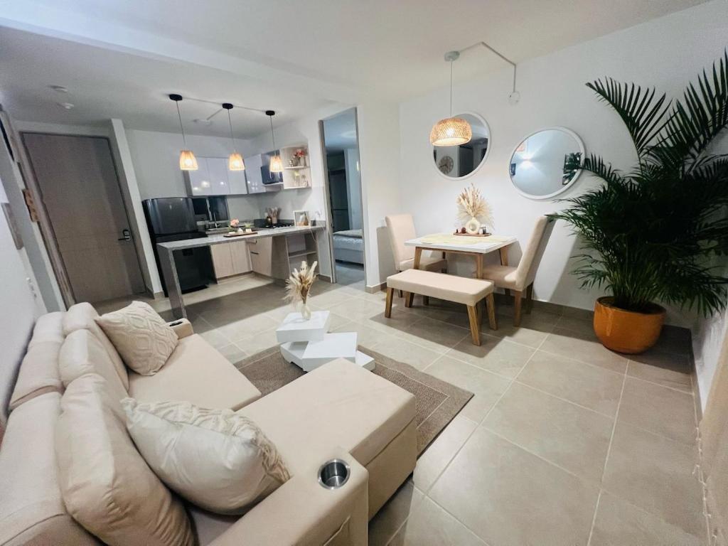 un salon avec un canapé et une salle à manger dans l'établissement Apartamento Descanso Cartagena, à Manzanillo del Mar