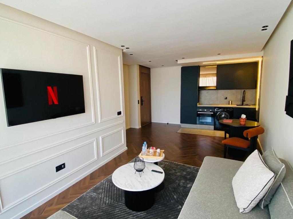 ein Wohnzimmer mit einem Fernseher an der Wand in der Unterkunft spectrum studio in Casablanca