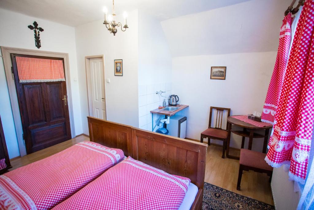 Postel nebo postele na pokoji v ubytování Penzion Ctrnactka