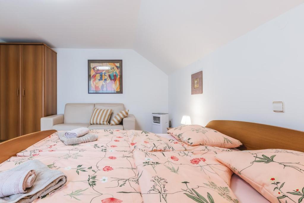 A bed or beds in a room at Rooms Zupančič