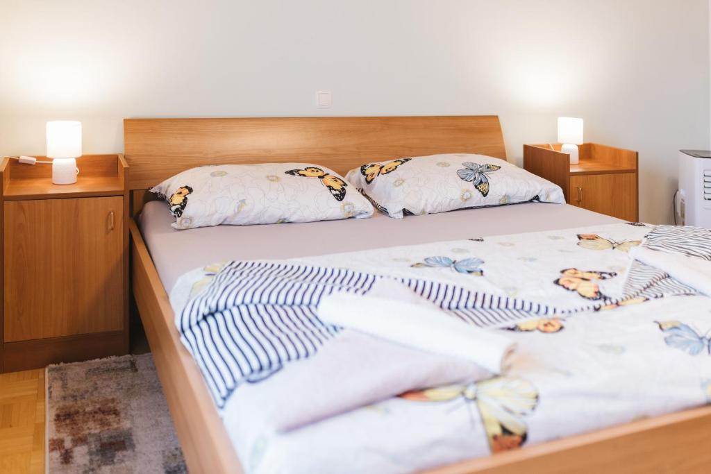 A bed or beds in a room at Rooms Zupančič