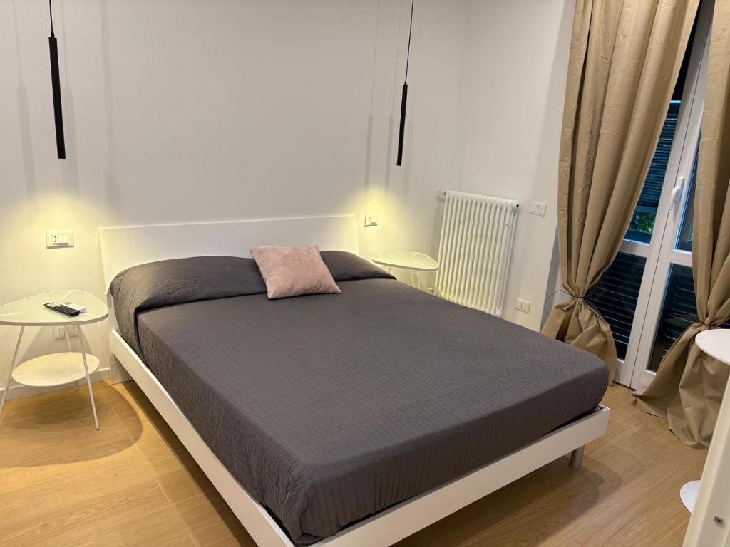 Dormitorio con cama con almohada rosa en Acqua di Mare, en Monterosso al Mare