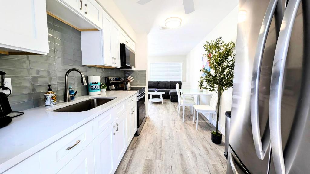 una cucina con armadi bianchi e lavandino di Sunny Shores Retreat 2 a Clearwater Beach