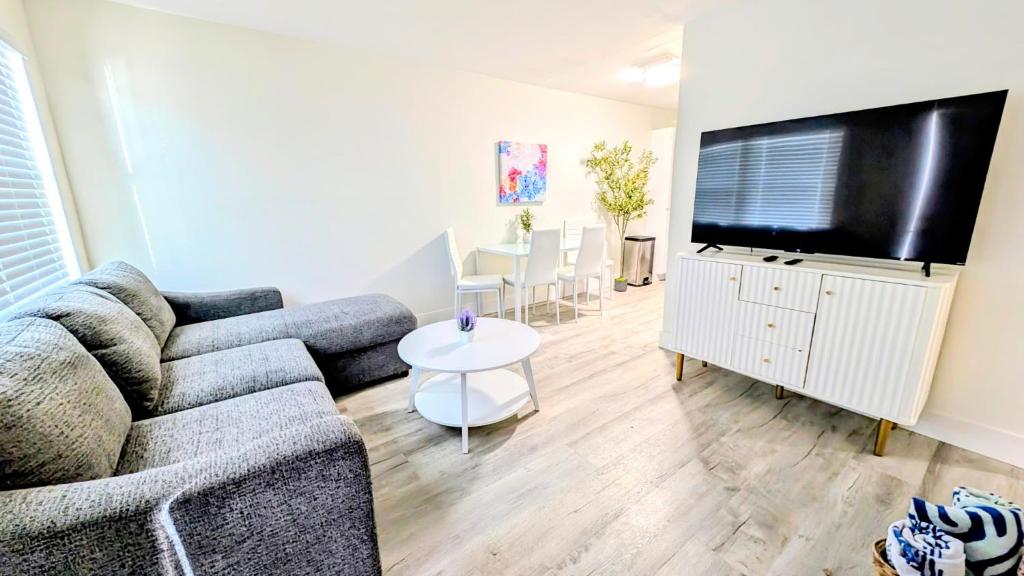 un soggiorno con divano e TV a schermo piatto di Sunny Shores Retreat 2 a Clearwater Beach