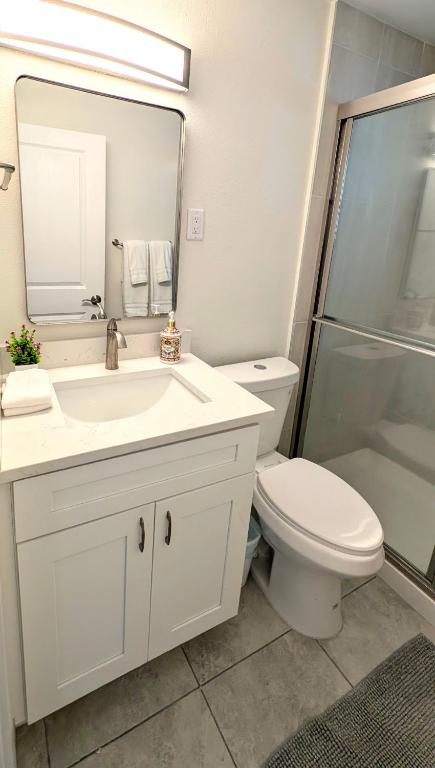 un bagno con wc, lavandino e doccia di Sunny Shores Retreat 2 a Clearwater Beach
