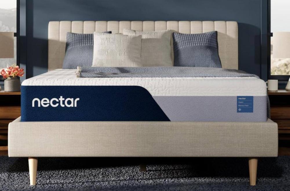 un letto con un materasso Netator in una stanza di Sunny Shores Retreat 2 a Clearwater Beach