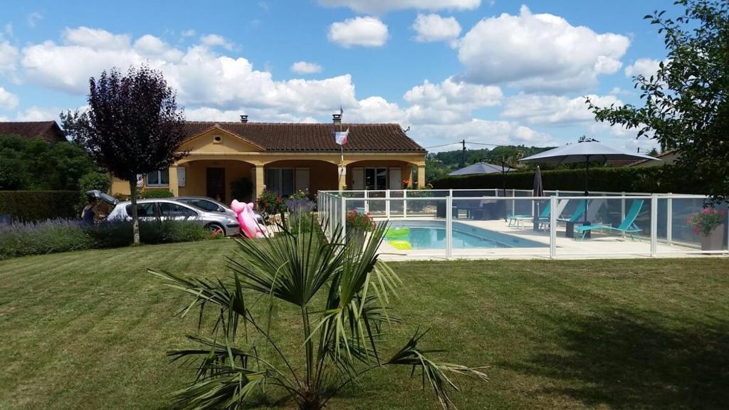 une maison avec une piscine dans une cour dans l'établissement Maison avec piscine privée à Siorac en Périgord, à Siorac-en-Périgord