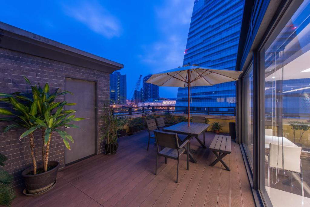 Rõdu või terrass majutusasutuses Forward Hotel Taipei Nangang