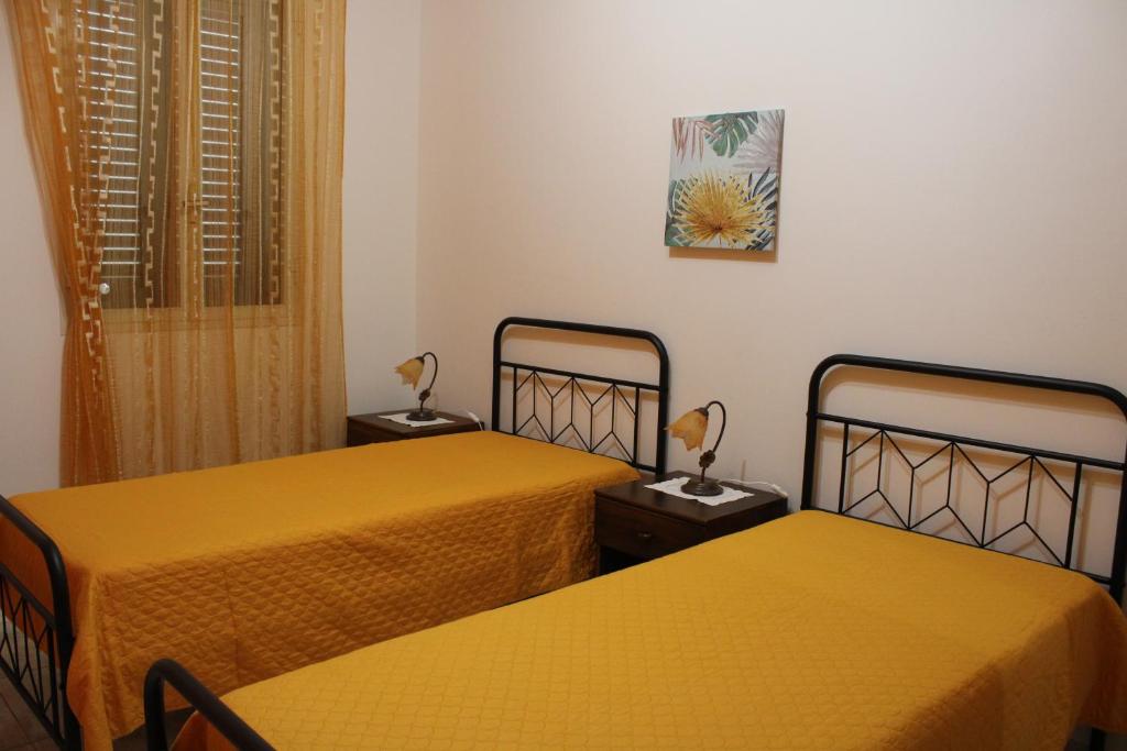 A bed or beds in a room at casa blu
