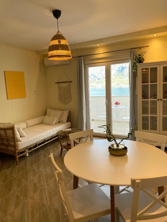 Posezení v ubytování 2BR apartment with sea view!