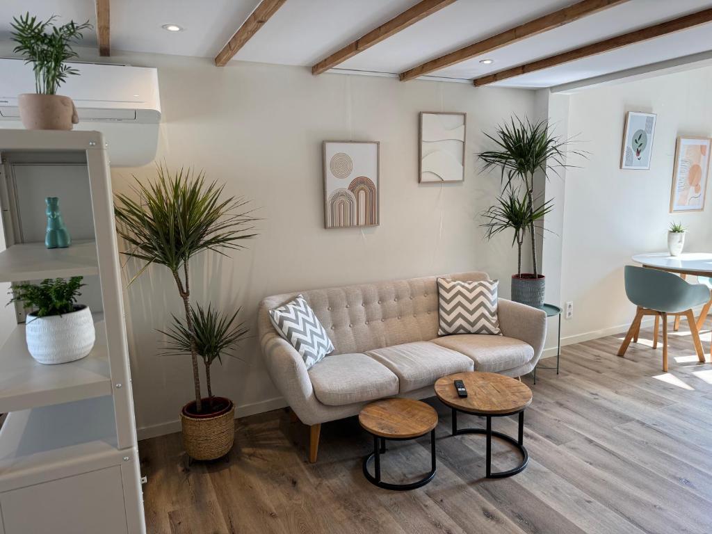 a living room with a couch and a table at 't Wieltje in Vlissingen