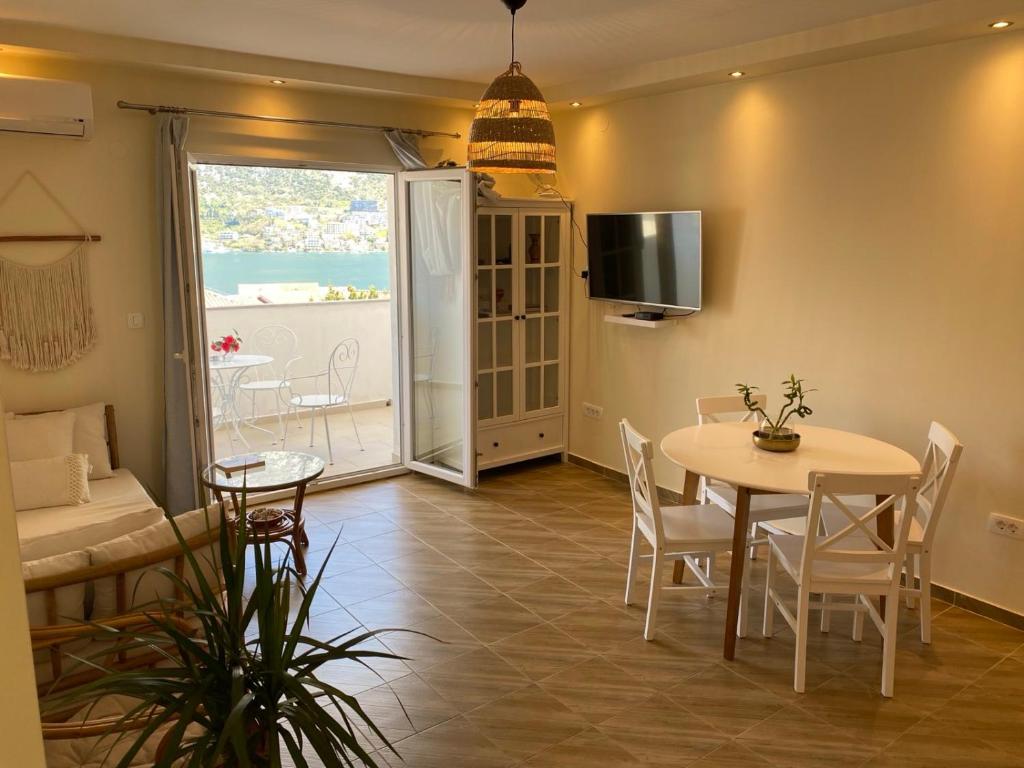 TV a/nebo společenská místnost v ubytování 2BR apartment with sea view!