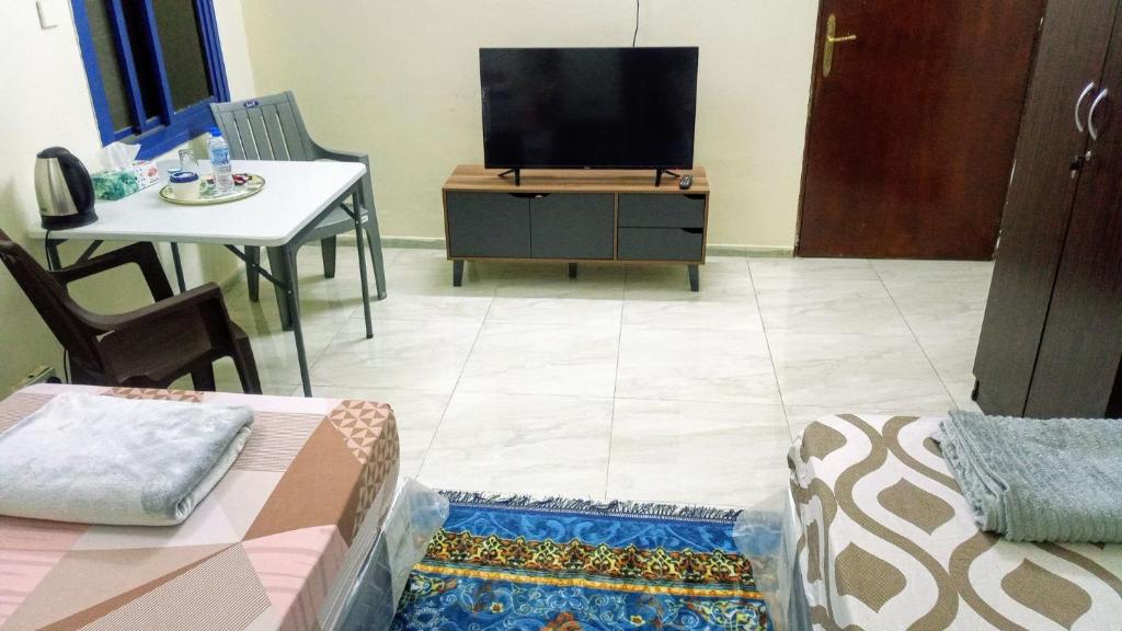 TV a/nebo společenská místnost v ubytování SALEM House Hostel Nizwa