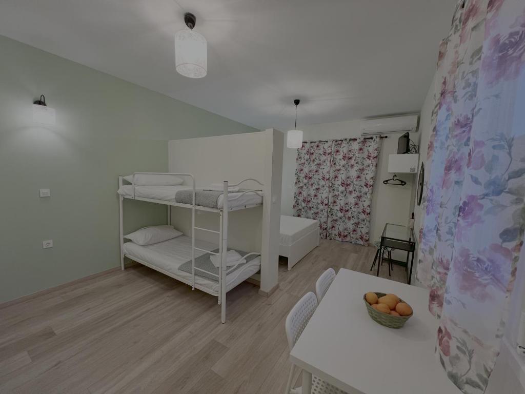 Postel nebo postele na pokoji v ubytování Ktima Klimentini