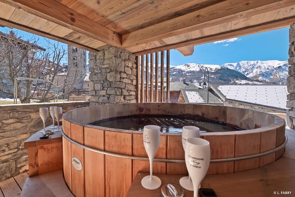 Cette chambre dispose d'un bain à remous et d'une grande fenêtre. dans l'établissement Le Belltower, à Saint-Martin-de-Belleville