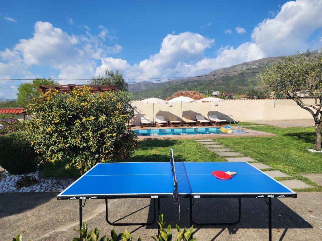 Stolní tenis v ubytování Kallmet Villa nebo okolí