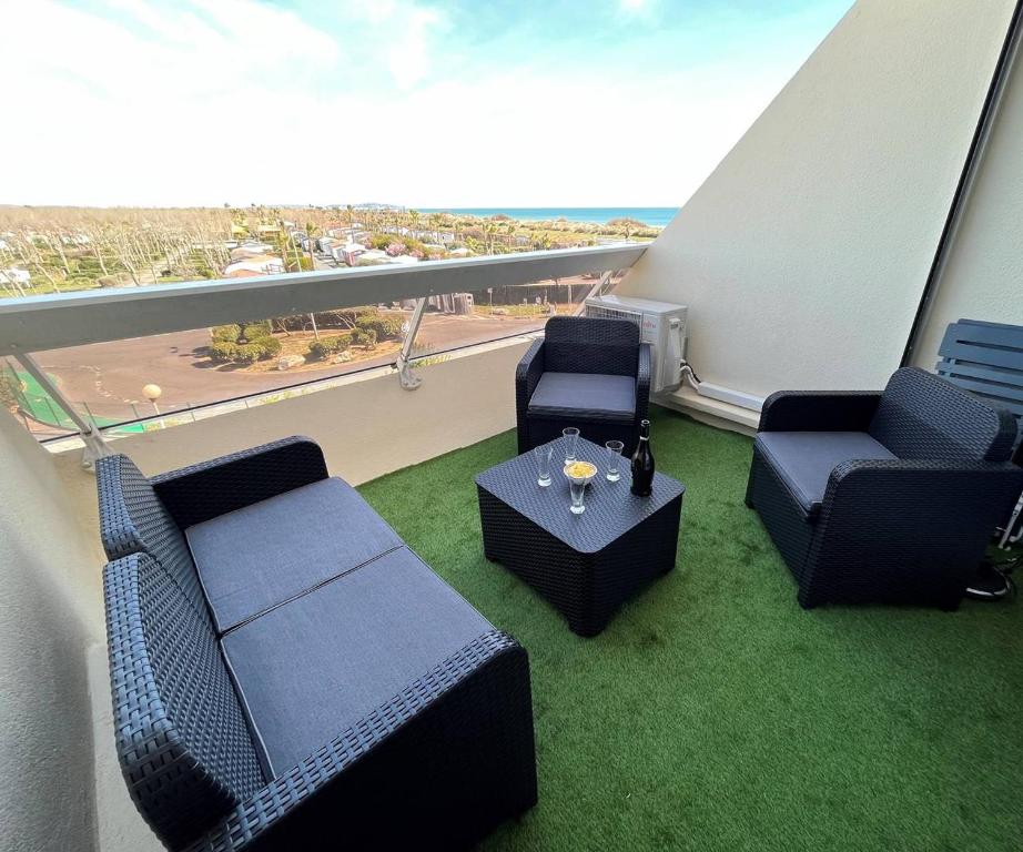 Studio 2 couchages CAP D'AGDE NATURISME CN060-L51 في كاب داغد: شرفة مع كراسي وطاولة مطلة