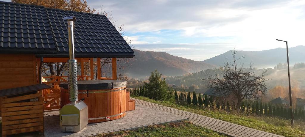 Nespecifikovaný výhled na hory nebo výhled na hory při pohledu z prázdninového domu