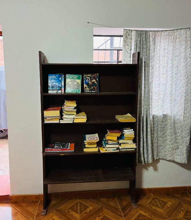 Knihovna v hostelu