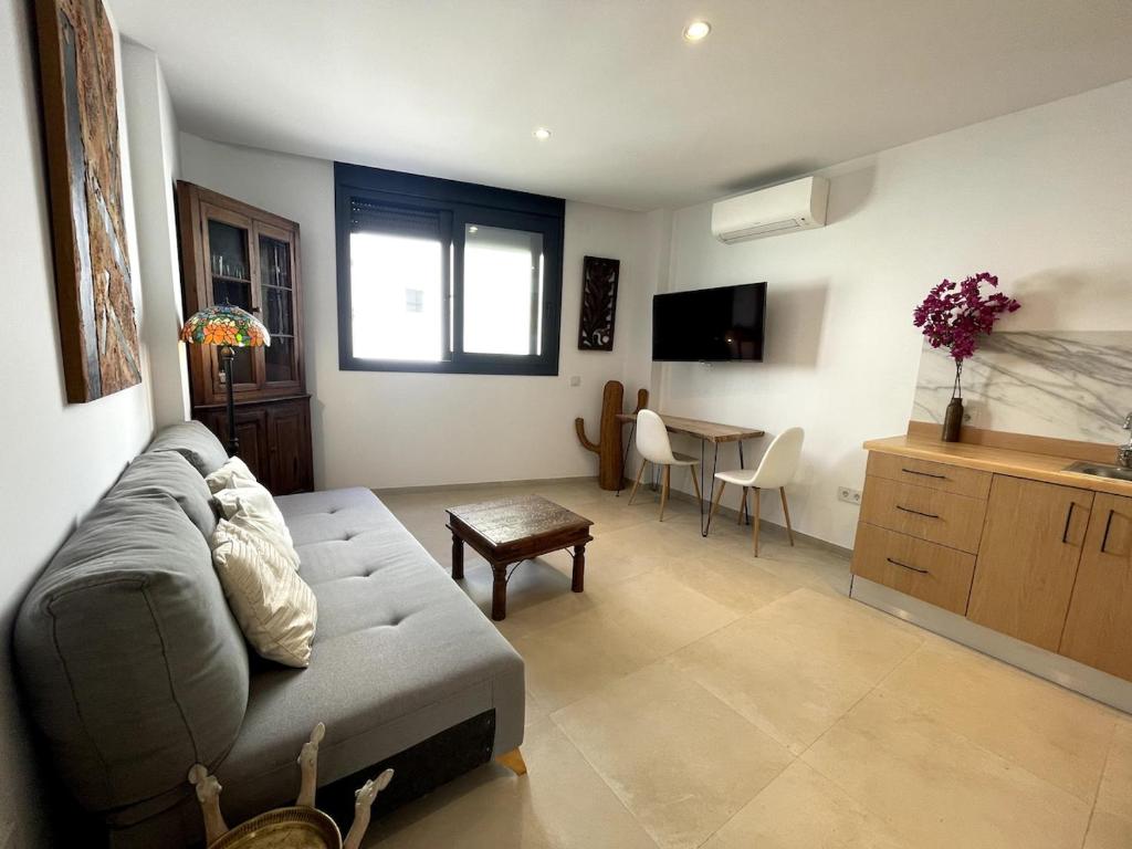 Elegant apartment, central, pool and parking