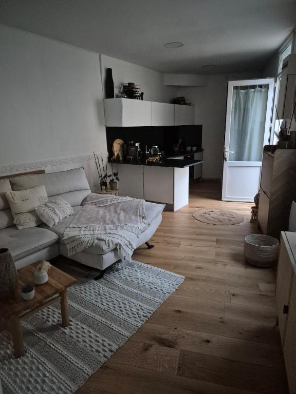 un salon avec un canapé et une table dans l'établissement Echoppe Bordelaise, à Bordeaux