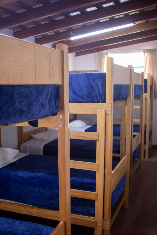 Letto o letti a castello in una camera di Gutierrez Hostel