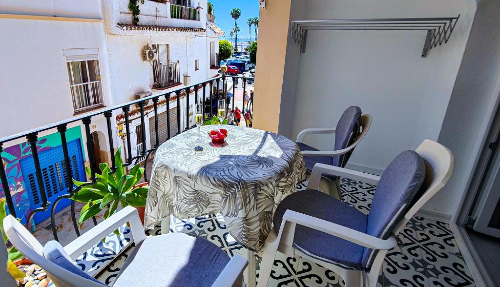 a balcony with a table and chairs on a balcony at Bonito apartamento en playa de la Carihuela in Torremolinos