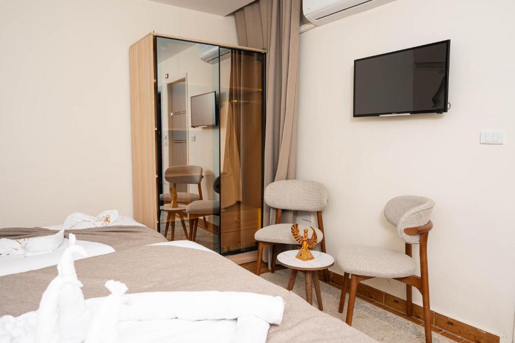 Postelja oz. postelje v sobi nastanitve Quantum Pyramids View INN